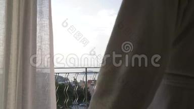 一个穿着白色浴缸的成年男子走到酒<strong>店</strong>阳台上，伸直<strong>双</strong>臂靠在一边，欣赏风景。 4K